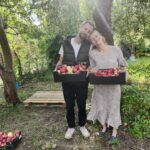 Ola i Tomek na swojej działce fot. M.Nabel