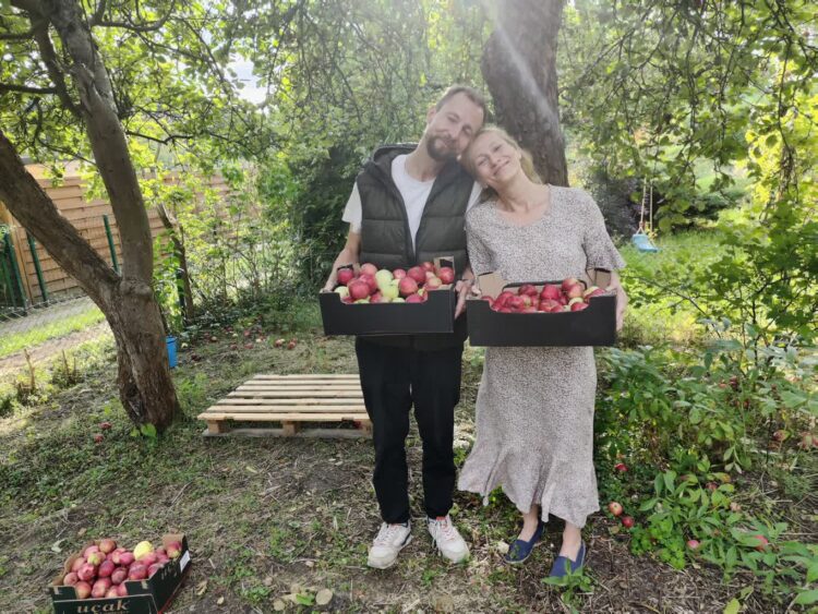 "Działeczka" 9 Ola i Tomek na swojej działce fot. M.Nabel