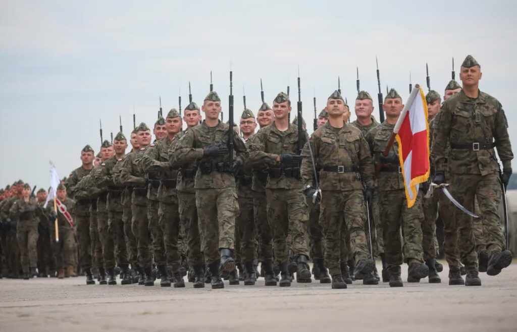 Zgrupowanie pododdziałów pieszych do defilady z okazji Święta Wojska Polskiego. Fot. PAP/Leszek Szymański