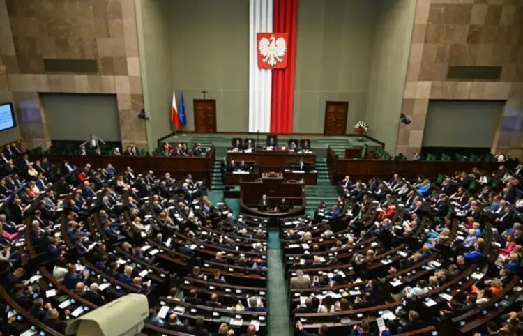 Posłowie na sali obrad Sejmu w Warszawie, fot. PAP/Radek Pietruszka