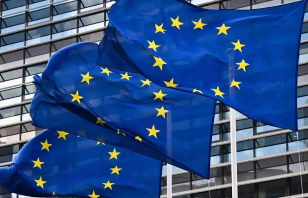 Sprawa KPO. Prokuratura Europejska wszczęła śledztwo 6 Flagi UE. Zdj. ilustracyjne. Fot. PAP/Radek Pietruszka