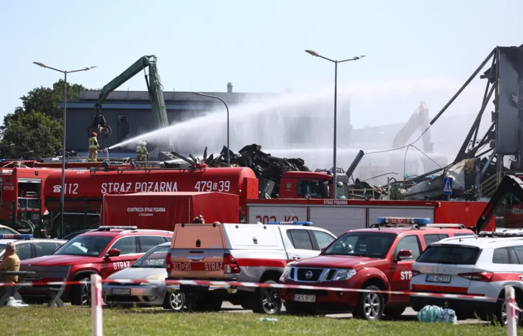 Pożar hali w Kawlach na Pomorzu. Trwają poszukiwania zaginionego strażaka 1 W dalszym ciągu trwają działania strażaków po pożarze w Kawlach. Fot. PAP/ Piotr Matusewicz