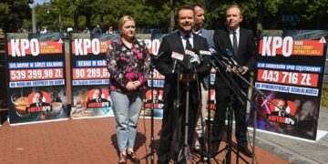 Posłowie PiS: Jan Kanthak, Olga Semeniuk, Rafał Bochenek oraz Mateusz Kurzejewski podczas konferencji prasowej przed KPRM w Warszawie. Fot. PAP/Piotr Nowak