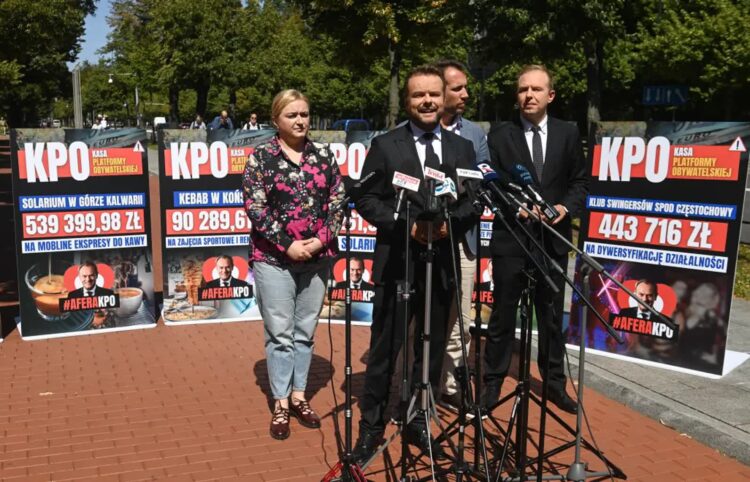 Posłowie PiS: Jan Kanthak, Olga Semeniuk, Rafał Bochenek oraz Mateusz Kurzejewski podczas konferencji prasowej przed KPRM w Warszawie. Fot. PAP/Piotr Nowak