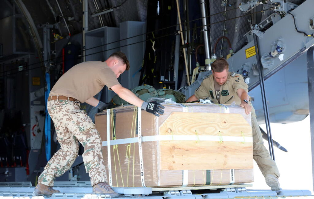 Niemieccy żołnierzy przygotowujący zrzut pomocy humanitarnej dla Palestyńczyków na lotnisku w Jordanie (PAP/EPA/MOHAMED ALI)