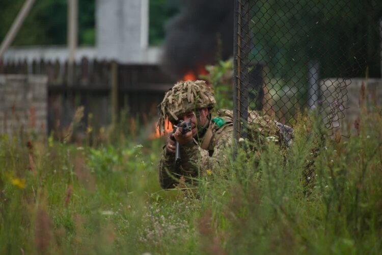 Ukraiński żołnierz podczas ćwiczeń (General Staff of the Armed Forces of Ukraine)