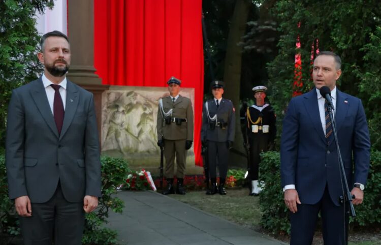 Prezydent Karol Nawrocki i szef MON Władysław Kosiniak-Kamysz oddali hołd bohaterom Bitwy Warszawskiej 1920. Fot. PAP/ Paweł Supernak