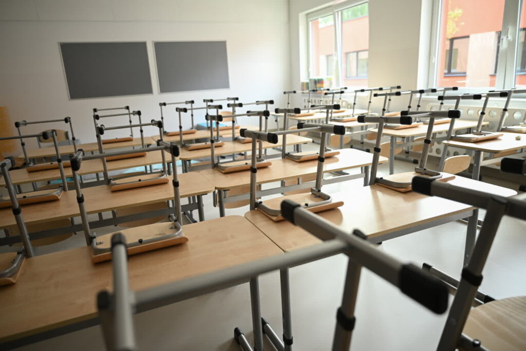 Źle dobrany tornister może pogłębiać wady postawy fot: PAP/Adam Warżawa