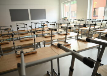 Źle dobrany tornister może pogłębiać wady postawy 13 fot: PAP/Adam Warżawa