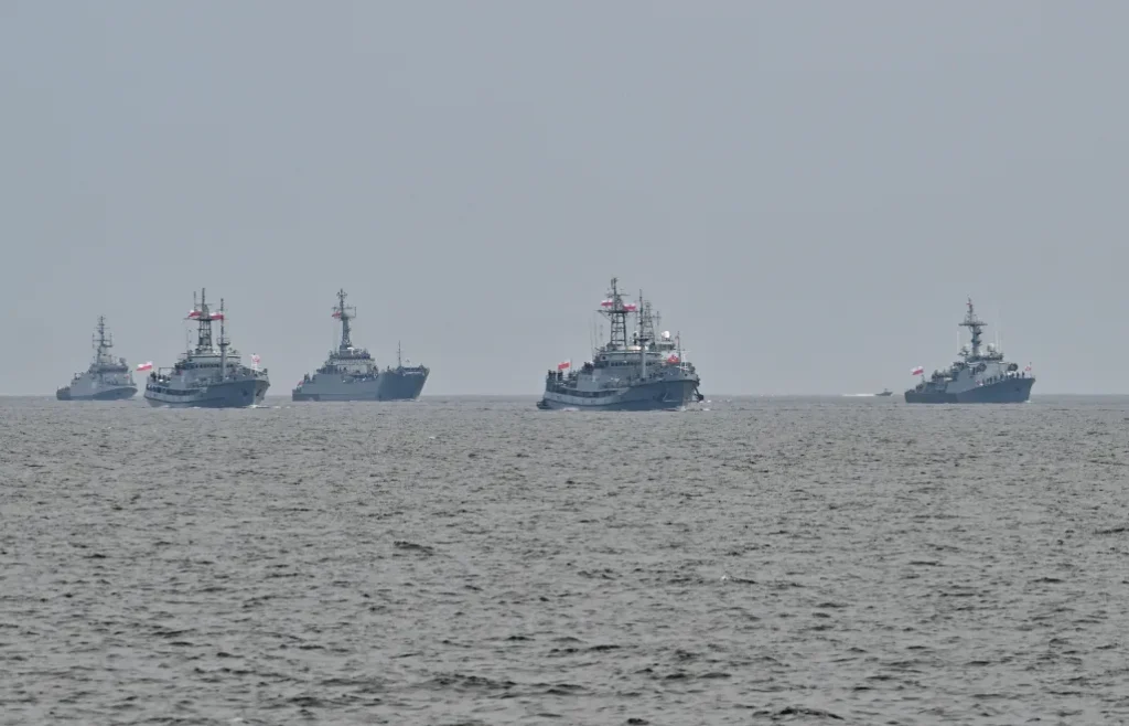 Po raz pierwszy parada morska uświetniła obchody Święta Wojska Polskiego. Tłumy na Helu [ZDJĘCIA] Radio Zachód - Lubuskie