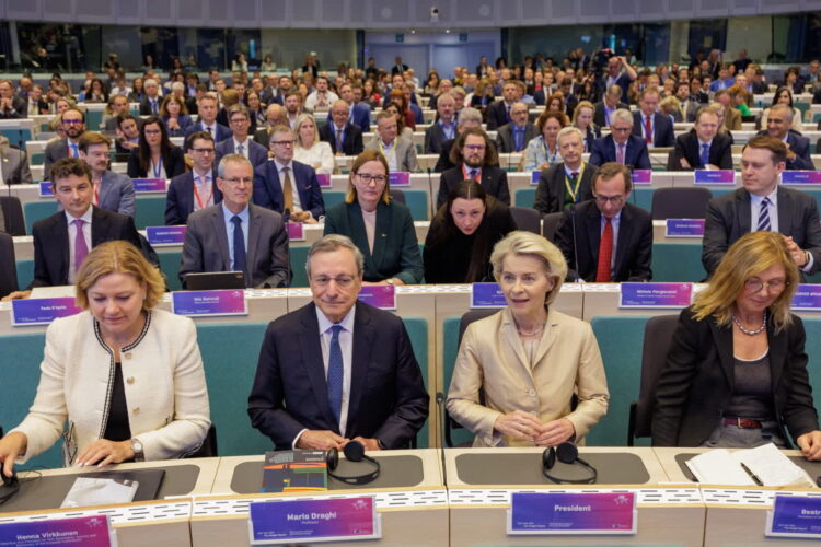 Posiedzenie w Brukseli (PAP/EPA/OLIVIER MATTHYS)