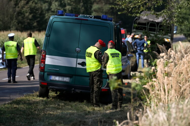 Służby w miejscu znalezienia rosyjskiego drona i szczątków pocisku w miejscowości Wyhalew (PAP/Wojtek Jargiło)