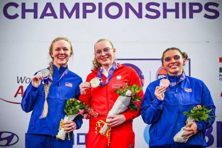 Faustyna Kotłowska na podium - fot. Bartłomiej Zborowski / PZSN START