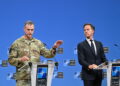 Sekretarz generalny NATO Mark Rutte oraz naczelny dowódca sił sojuszniczych w Europie gen. Alexus Grynkewich (PAP/Wiktor Dąbkowski)