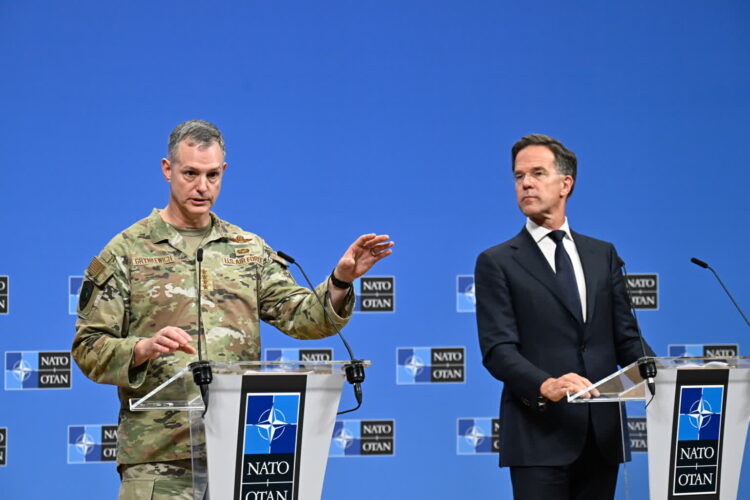 Sekretarz generalny NATO Mark Rutte oraz naczelny dowódca sił sojuszniczych w Europie gen. Alexus Grynkewich (PAP/Wiktor Dąbkowski)
