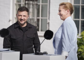 Zełenski nie pojedzie do Moskwy. Rosjanie nadal bombardują 16 Na zdjęciu prezydent Ukrainy Wołodymyr Zełeński oraz premier Danii Mette Frederiksen (PAP/EPA/LISELOTTE SABROE)