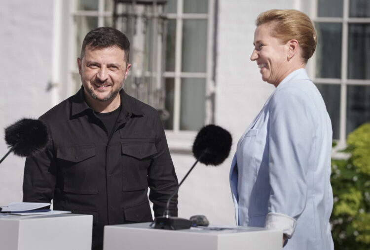 Na zdjęciu prezydent Ukrainy Wołodymyr Zełeński oraz premier Danii Mette Frederiksen (PAP/EPA/LISELOTTE SABROE)