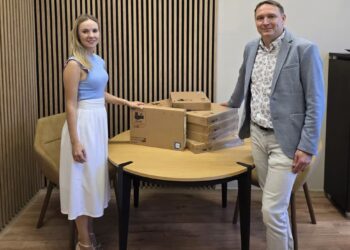 Laptopy od ministra dla szkoły w Nietkowicach 10 fot. UM Czerwieńsk