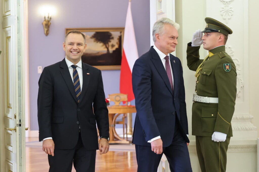 Prezydent RP Karol Nawrocki oraz prezydent Litwy Gitanas Nauseda w drodze na wspólną konferencję prasową (PAP/Albert Zawada)