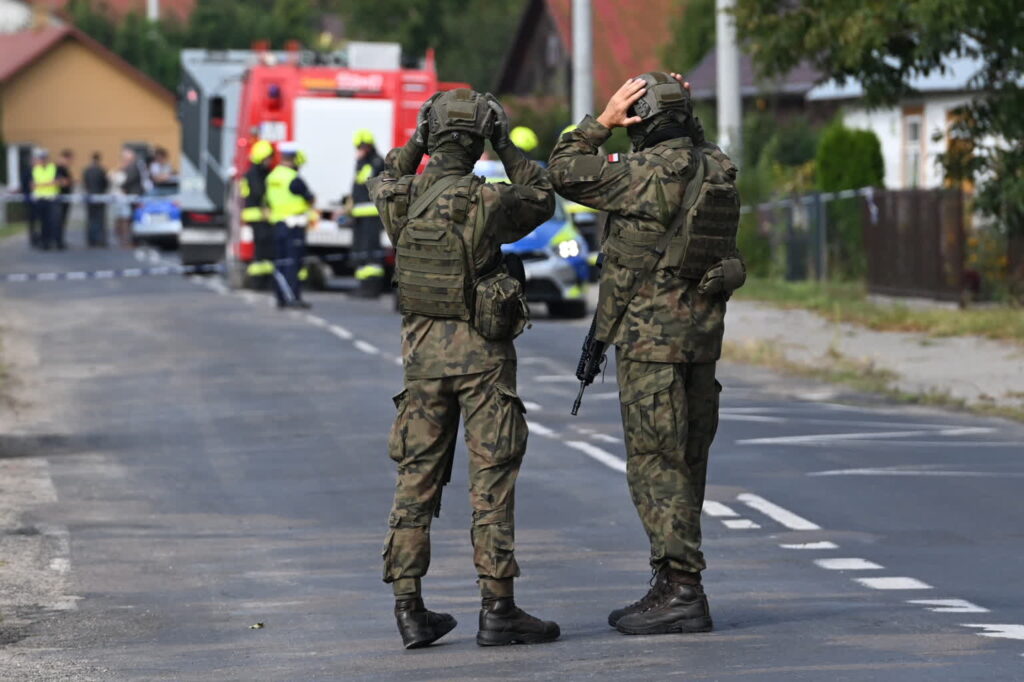 Służby w miejscu uderzenia drona w miejscowości Wyryki (PAP/Wojtek Jargiło)