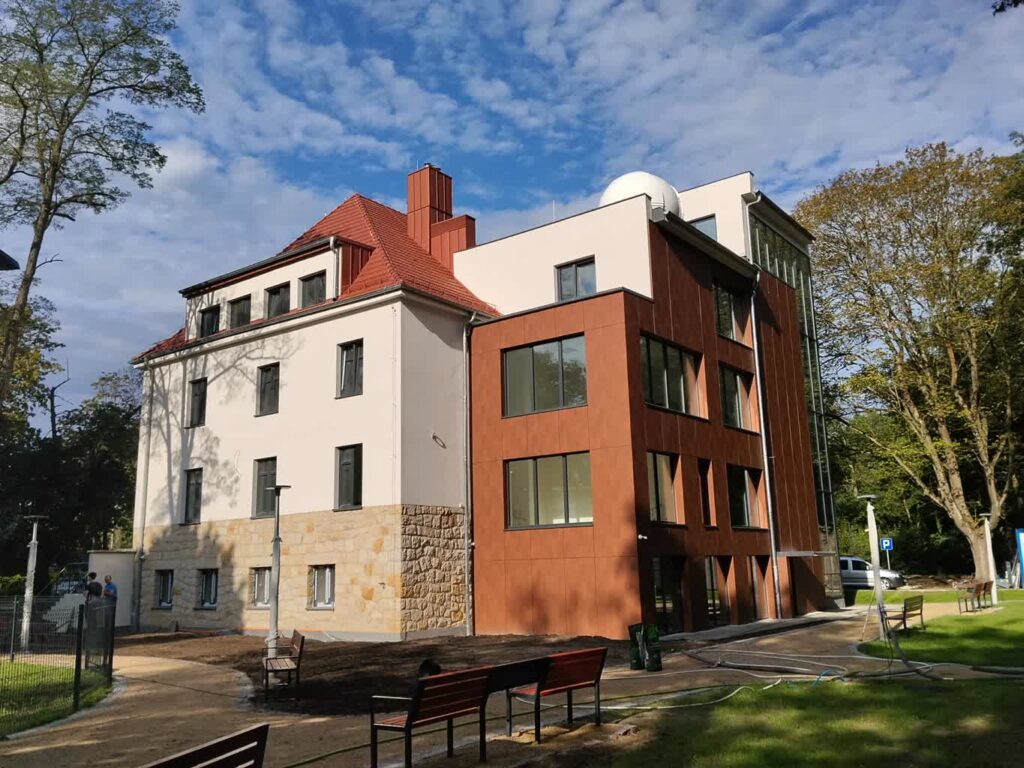 Kopuła obserwatorium w Iłowej zamontowana 1 fot. K.Gonera