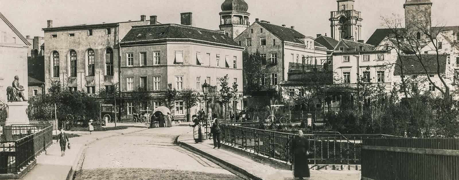 Piaskowiec z inicjałami kierownika budowy mostu Laubego