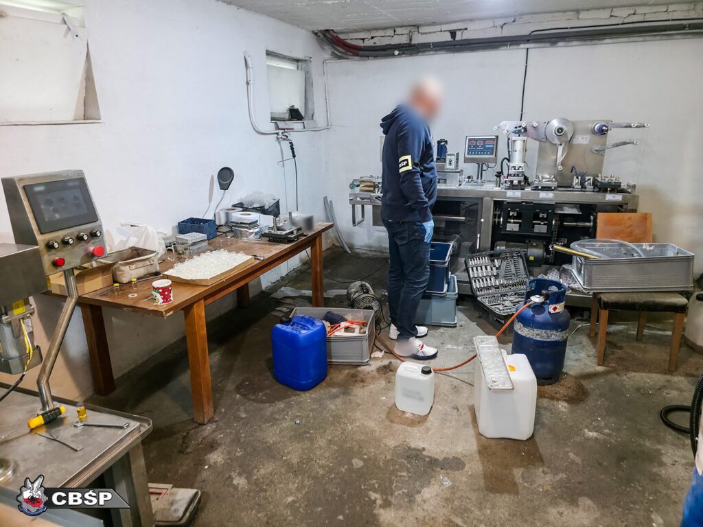 CBŚP zlikwidowało największą nielegalną fabrykę fałszywych leków w Polsce [GALERIA ZDJĘĆ] Radio Zachód - Lubuskie