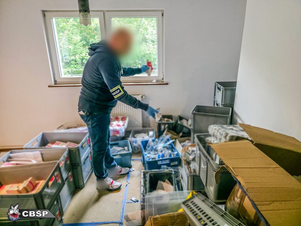 CBŚP zlikwidowało największą nielegalną fabrykę fałszywych leków w Polsce [GALERIA ZDJĘĆ] Radio Zachód - Lubuskie