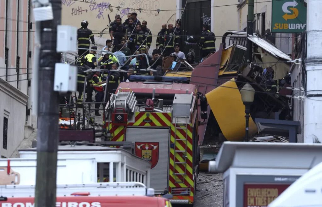 Wypadek kolejki w Lizbonie, fot. PAP/EPA/LUSA/MIGUEL A. LOPES