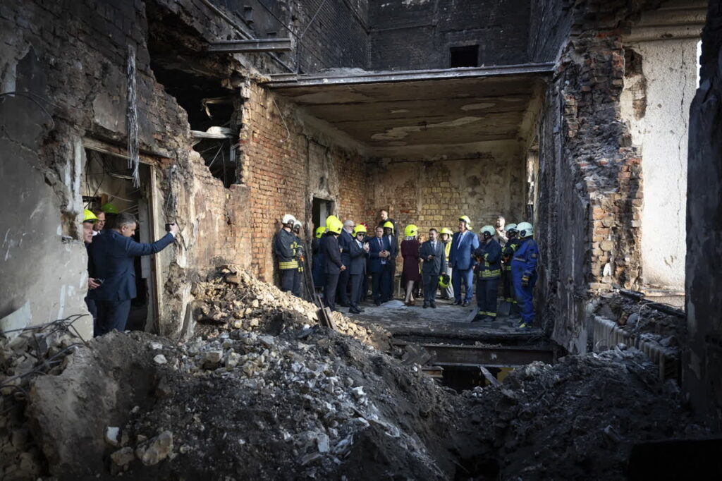 Zniszczony budynek rządowy w Kijowie (PAP/EPA/FOREIGN AFFAIRS MINISTRY HANDOUT)