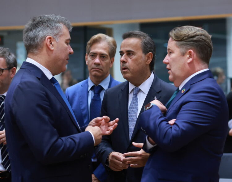 Rozmowy ministrów klimatu państw UE w Brukseli (PAP/EPA/OLIVIER HOSLET)