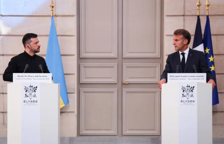 Emmanuel Macron (P) i Wołodymyr Zełenski (L). Fot. EPA/LUDOVIC MARIN / POOL