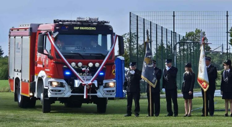 Wóz bojowy i sztandar dla OSP w Smardzewie 9 fot. UG Szczaniec
