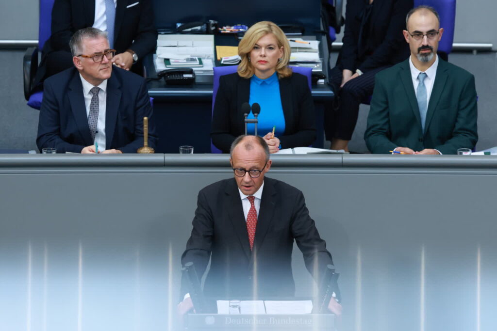 Friedrich Merz przemawia w Bundestagu (PAP/EPA/CLEMENS BILAN)