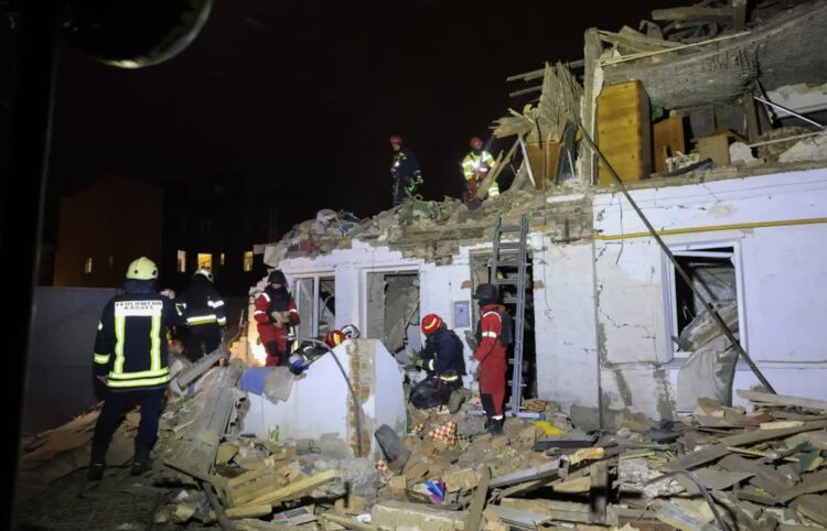 Ukraińcy: Rosja atakują Kupiańsk wszystkimi możliwymi środkami, w mieście są wciąż cywile. Fot. PAP/EPA/ SERGEY KOZLOV (zdjęcie ilustracyjne)