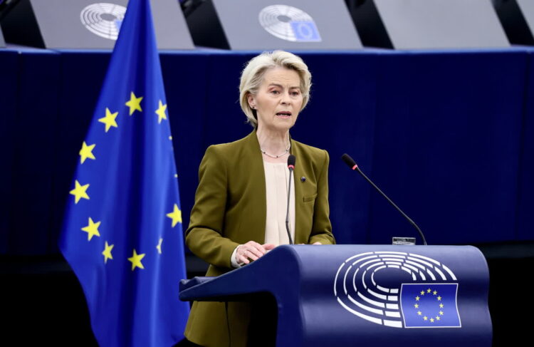 Posiedzenie europarlamentu w Strasburgu. Na zdjęciu Ursula von der Leyen (PAP/EPA/RONALD WITTEK)