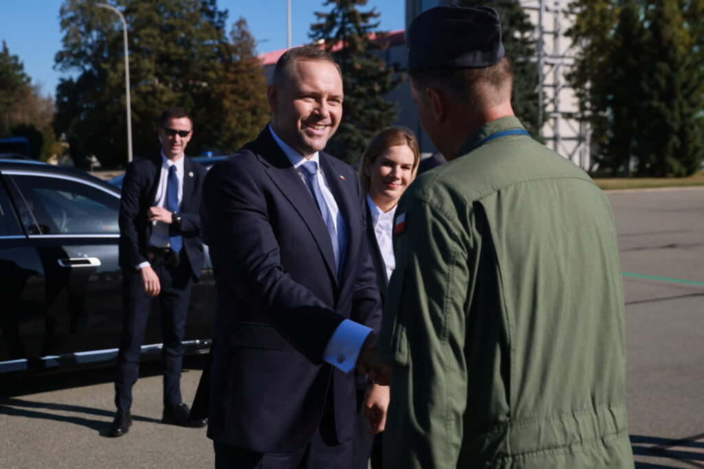 Prezydent Karol Nawrocki na warszawskim lotnisku tuż przed wylotem do Nowego Jorku (PAP/Leszek Szymański)