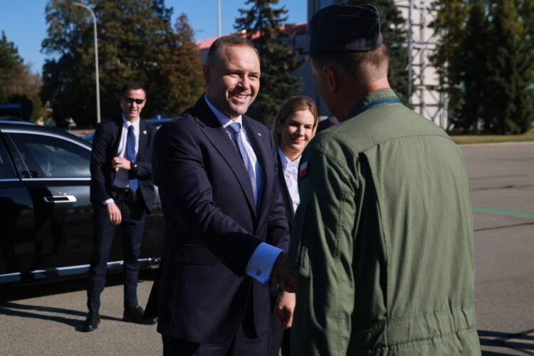 Prezydent Nawrocki będzie przemawiać w Nowym Jorku 9 Prezydent Karol Nawrocki na warszawskim lotnisku tuż przed wylotem do Nowego Jorku (PAP/Leszek Szymański)