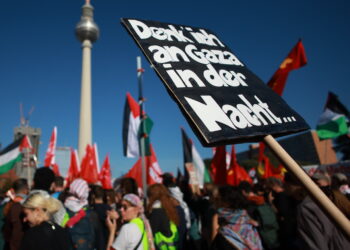 Berlin. Protest przeciwko zbrodniom wojennym w Strefie Gazy (PAP/EPA/CLEMENS BILAN)