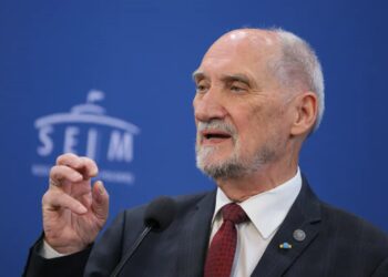 Macierewicz przesłuchany w prokuraturze. Usłyszał zarzut 15 Antoni Macierewicz Fot. PAP/Paweł Supernak