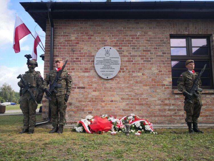 Tablica pamięci ofiar katyńskich w Dobiegniewie 9 Tablica pamięci ofiar katyńskich w Dobiegniewie Radio Zachód - Lubuskie