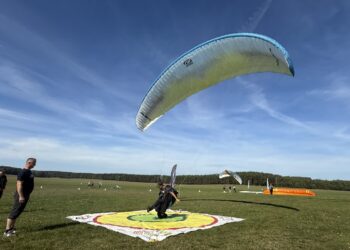 Paralotniarze lądują do celu. AZL zaprasza na pokaz 18 Paralotniarze lądują do celu. AZL zaprasza na pokaz Radio Zachód - Lubuskie