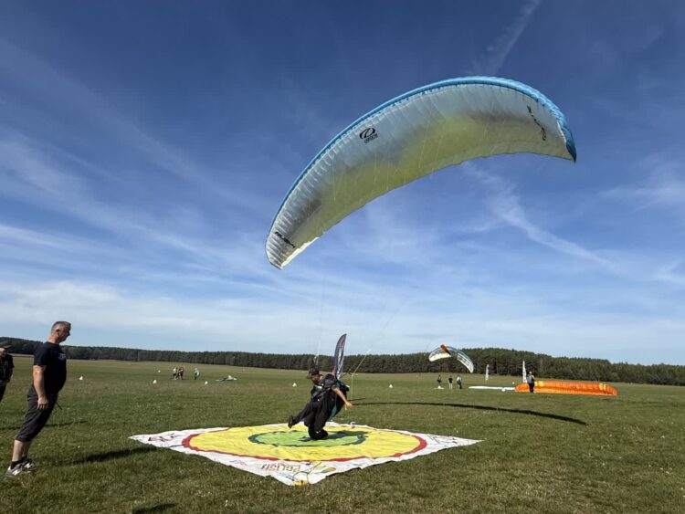 Paralotniarze lądują do celu. AZL zaprasza na pokaz 9 Paralotniarze lądują do celu. AZL zaprasza na pokaz Radio Zachód - Lubuskie