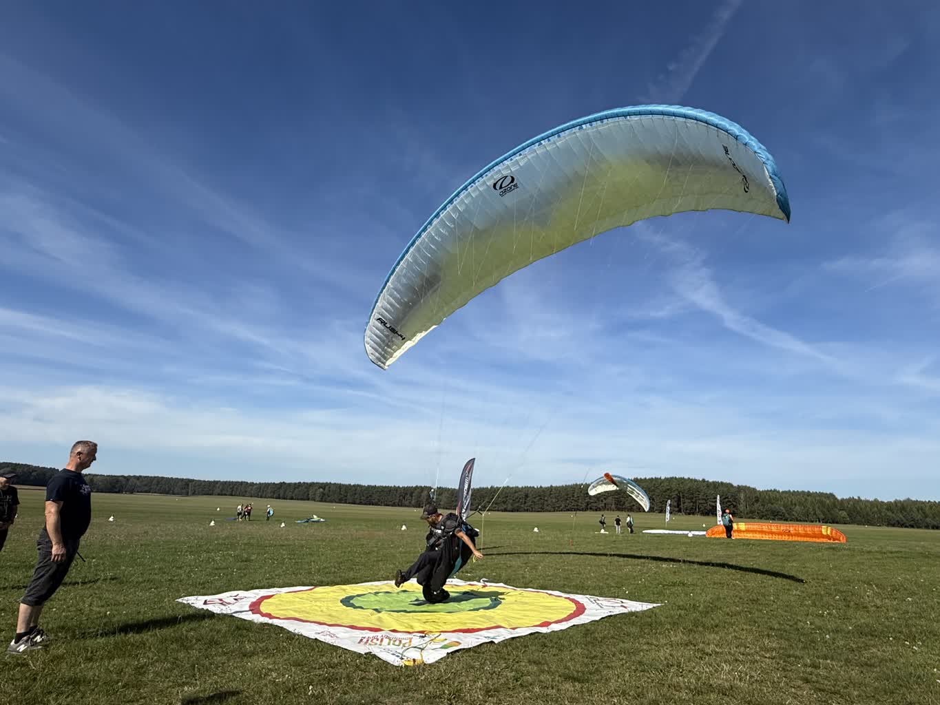 Paralotniarze lądują do celu. AZL zaprasza na pokaz