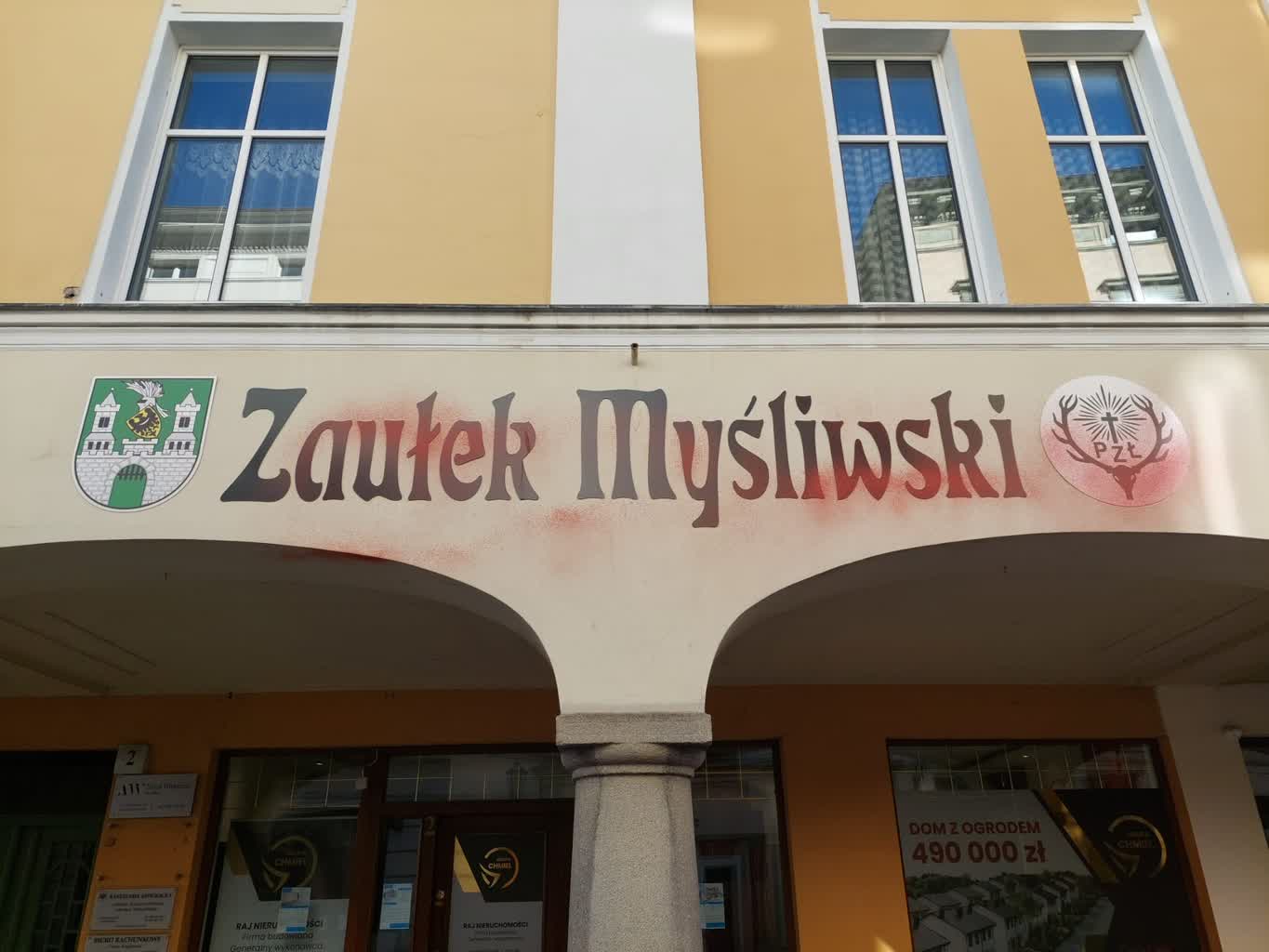 Akt wandalizmu na zielonogórskim deptaku. Zaułek Myśliwski zdewastowany Radio Zachód - Lubuskie