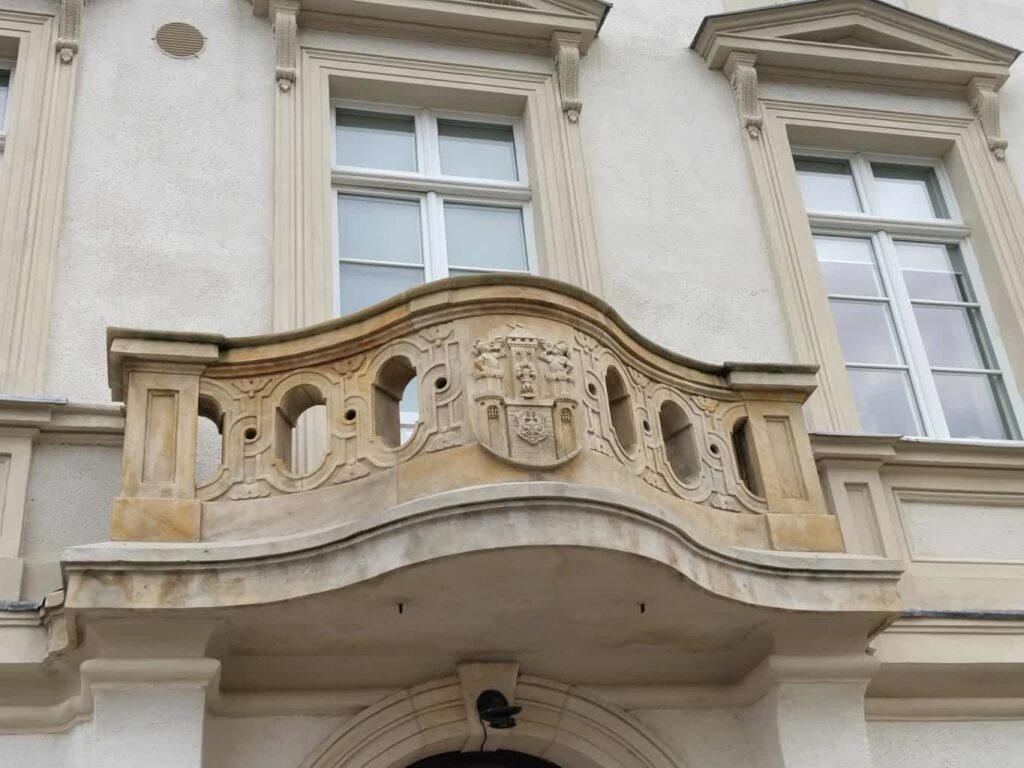 Niezwykłe odkrycie na balkonie szprotawskiego ratusza 1 fot. K.Gonera