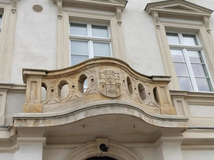 Niezwykłe odkrycie na balkonie szprotawskiego ratusza 9 fot. K.Gonera