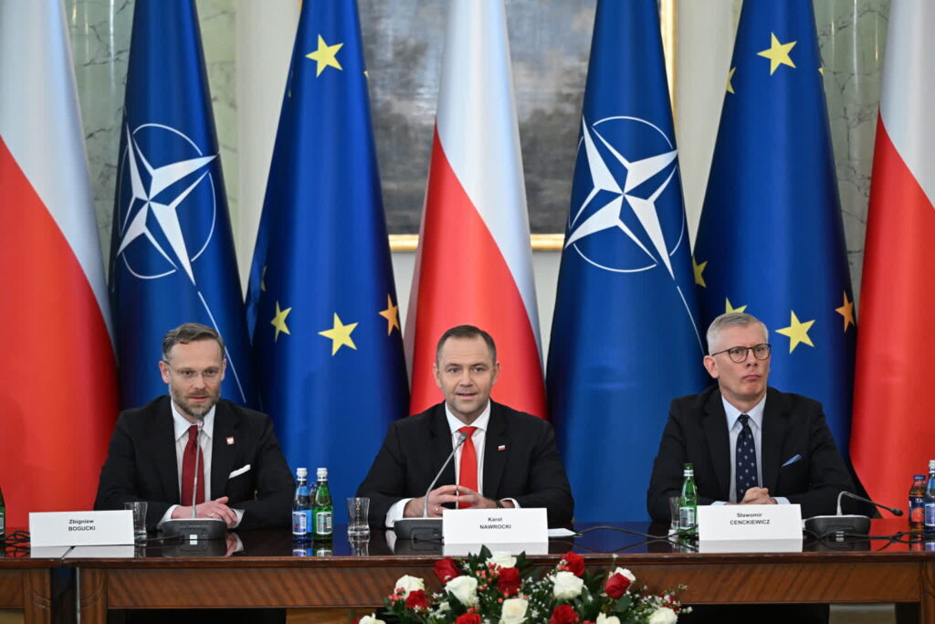 Prezydent Karol Nawrocki w towarzystwie szefa KPRP Zbigniewa Boguckiego i szef BBN Sławomira Cenckiewicza na posiedzeniu RBN (PAP/Radek Pietruszka)