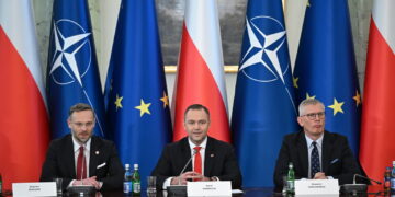 Prezydent Karol Nawrocki w towarzystwie szefa KPRP Zbigniewa Boguckiego i szef BBN Sławomira Cenckiewicza na posiedzeniu RBN (PAP/Radek Pietruszka)