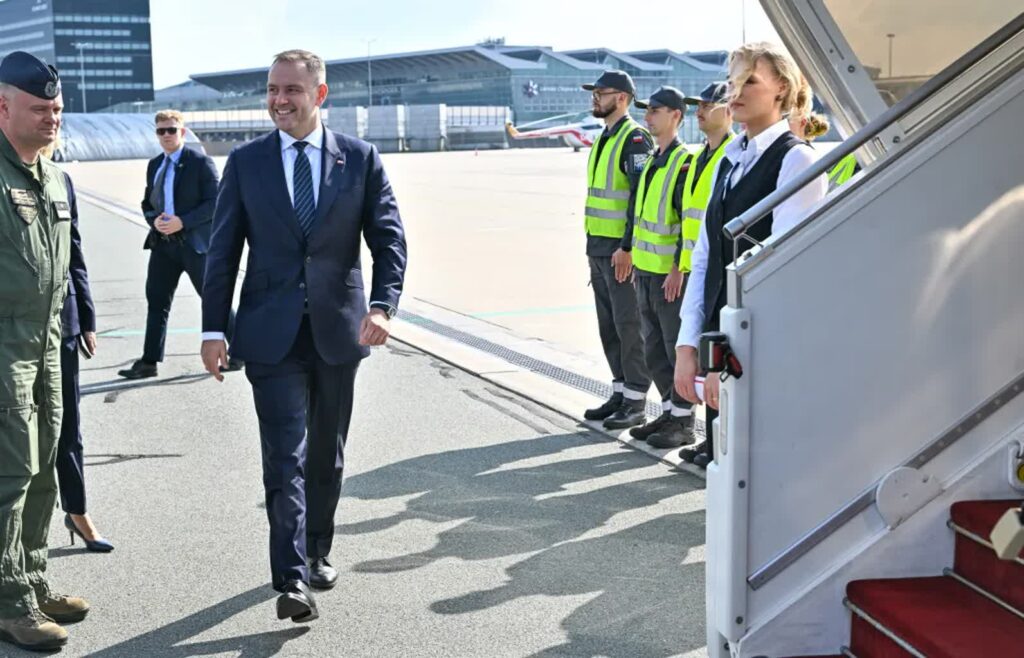 Prezydent Nawrocki z pierwszą wizytą w USA. Spotka się z Trumpem 2 Prezydent RP Karol Nawrocki na warszawskim lotnisku udaje się z wizytą do Waszyngtonu Fot. PAP/Radek Pietruszka